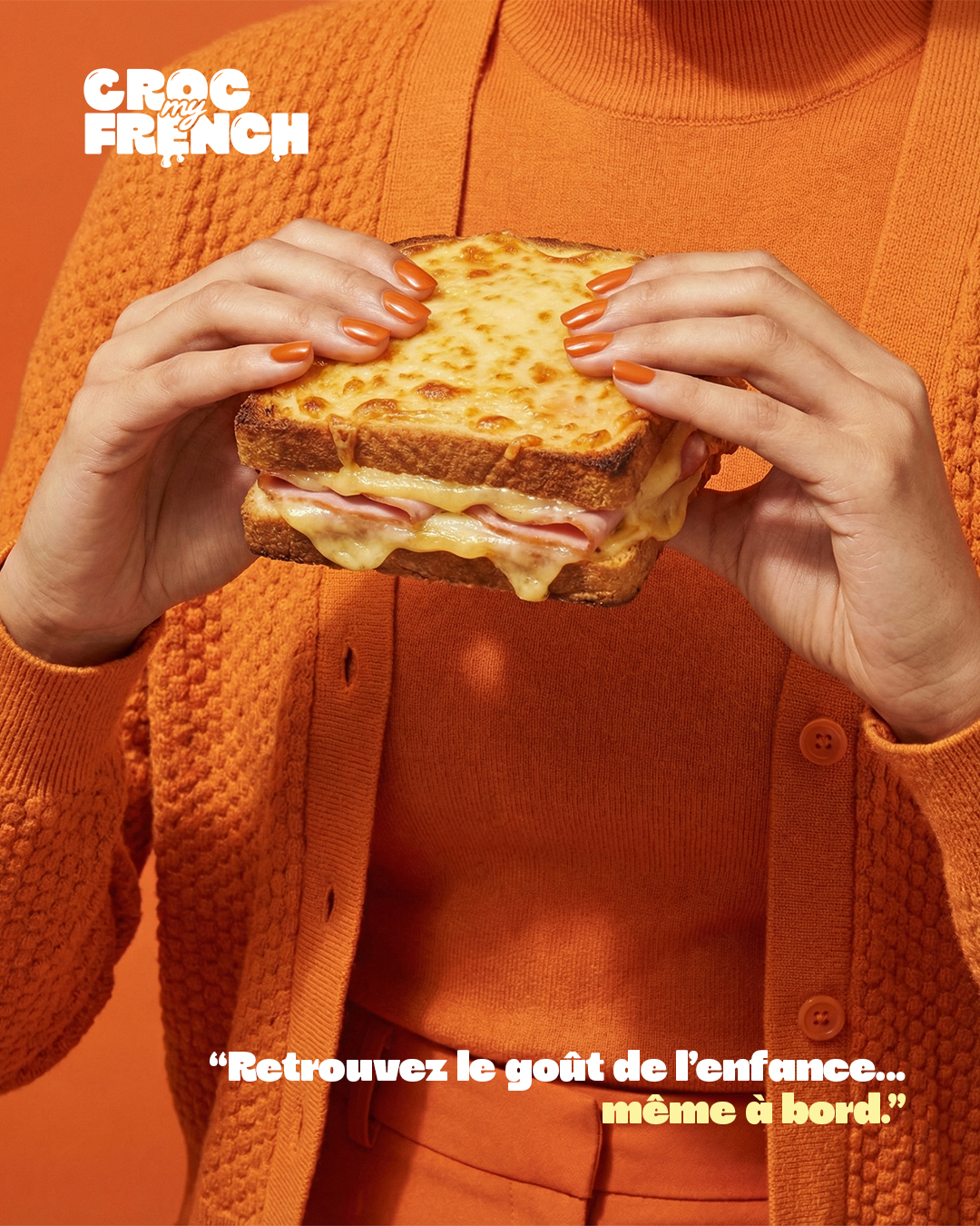 Une jeune femme savoure son CrocMyFrench